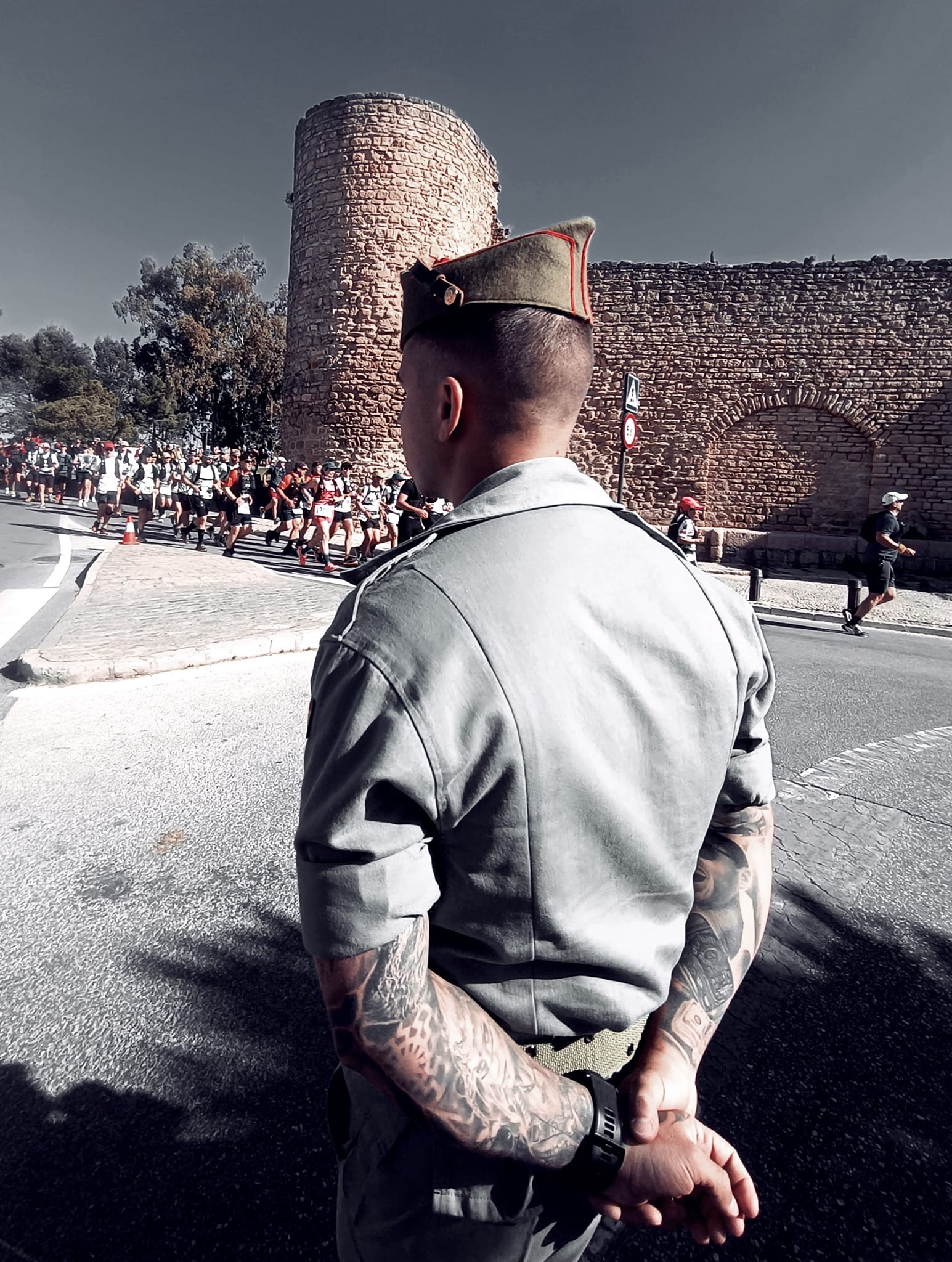 Legionnaire guarding runners as they pass through Barrio San Francisco. Photo © Karethe Linaae